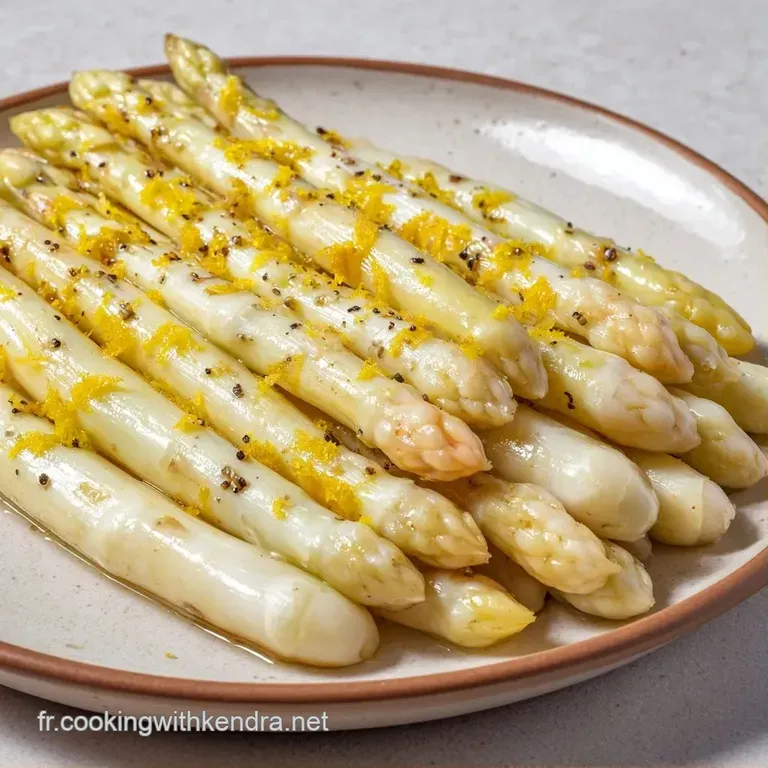 Asperges nacr&eacute;es dispos&eacute;es avec soin dans une assiette blanche, agr&eacute;ment&eacute;es d'herbes vertes fra&icirc;ches et de sauce onctueuse.